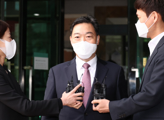 김오수 검찰총장 후보자가 3일 오후 서울 서초구 서초동 서울고등검찰청에서 나오며 취재진 질문에 답하고 있다.  연합뉴스